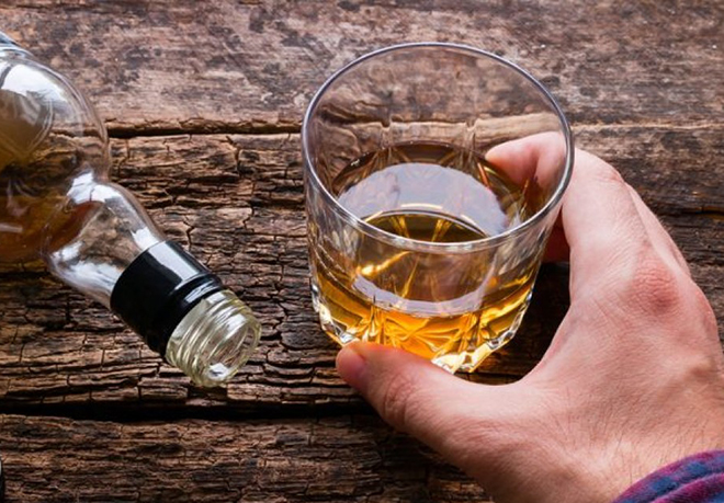 alcoholic holding a glass of a 8571 9980 1556209076 1618541266 930 width660height459